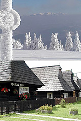 Pohled z hřebene Kubínské hole v Oravské Maguře na Roháče (nahoře), oravská architektura v Podbieli (dole) [Enlarge - new window]