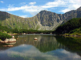 Roháčské pleso, v pozadí hlavní hřeben. [Enlarge - new window]